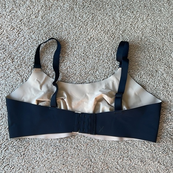 Knix Black Reversible Seamless Adjustable Bra - Picture 3 of 7